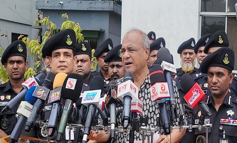 ‘সব অস্ত্র এখনো উদ্ধার করতে পারিনি, চেষ্টা করছি’