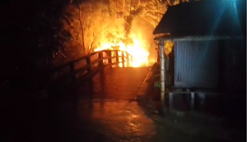 অগ্নিকাণ্ডে দোকান পুড়ে ছাই 