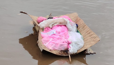 কলা গাছের ভেলায় ভেসে এলো ভারতীয় শিশুর লাশ