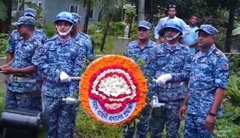 মাইলস্টোনে নিহত টাঙ্গাইলের দুই শিক্ষার্থীর কবরে বিমান বাহিনীর শ্রদ্ধা