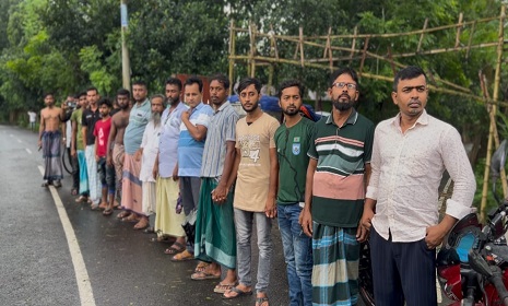 নগরকান্দায় বাসচাপায় নারীর মৃত্যুর প্রতিবাদে মানববন্ধন, স্পিড ব্রেকার স্থাপনার দাবি