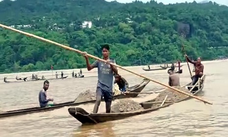 জাফলংয়ে পাথর বোঝাই ৫০ নৌকা জব্দ