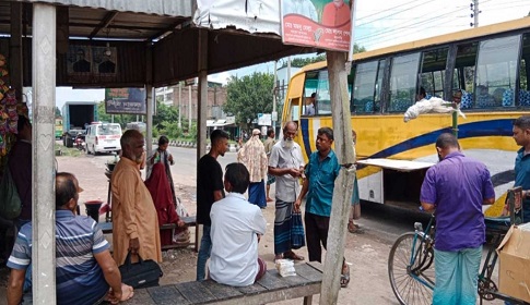 যাত্রী ছাউনি না থাকায় বাসযাত্রীদের দুর্ভোগ