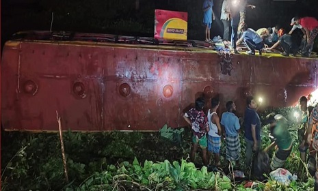 গোপালগঞ্জে নিয়ন্ত্রণ হারিয়ে যাত্রীবাহী বাস খাদে, চালক নিহত