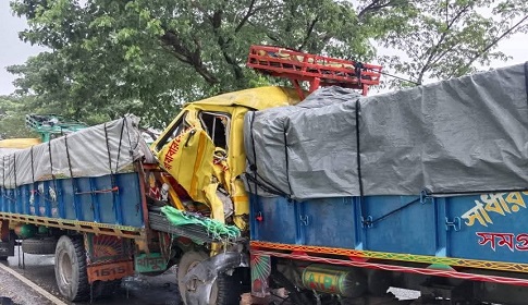 চালককে পাশে বসিয়ে ট্রাক চালাচ্ছিলো হেলপার, দুর্ঘটনায় মৃত্যু