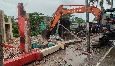 গোপালগঞ্জে শতাধিক অবৈধ স্থাপনা উচ্ছেদ