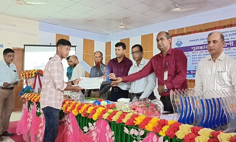 সালথায় শ্রেষ্ঠ শিক্ষার্থী ও জিপিএ-৫ প্রাপ্ত কৃতি শিক্ষার্থীদের মাঝে পুরস্কার বিতরণ