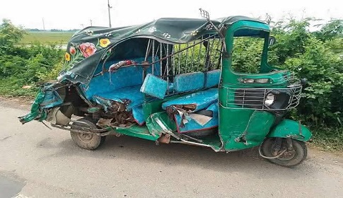 নাটোরে ট্রাক-সিএনজি মুখোমুখি সংঘর্ষে নিহত ১