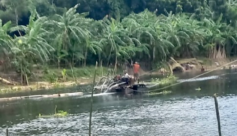 সালথার খারদিয়া কুমার নদে দেদারছে চলছে অবৈধভাবে বালু উত্তোলন