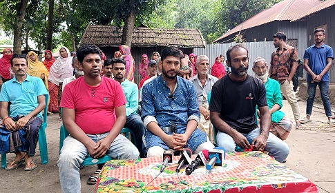 আসামি হয়েও প্রকাশ্যে করলেন সংবাদ সম্মেলন মানববন্ধন