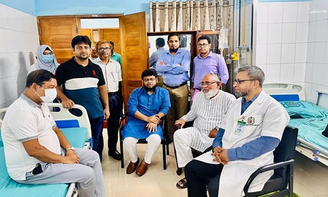 হাসপাতাল থেকে বাসায় ফিরলেন সাংবাদিক নেতা কাদের গনি চৌধুরী 