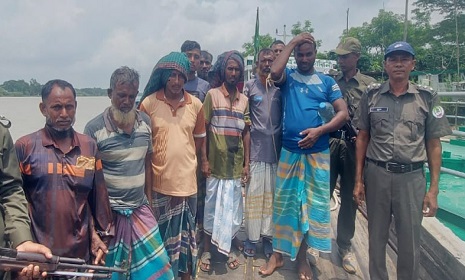 সুন্দরবনে বিষ দিয়ে মাছ ধরার অপরাধে ১০ জেলে আটক