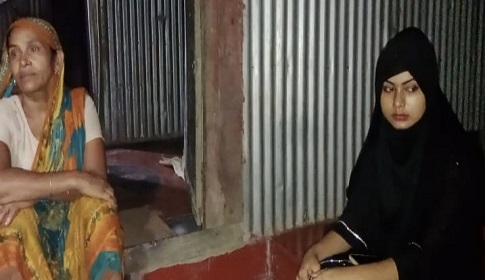 টিকটকে প্রেম, বিয়ের দাবিতে প্রেমিকের বাড়িতে অনশনে প্রবাসীর স্ত্রী