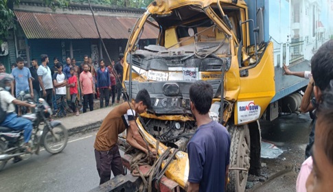সাতক্ষীরায় যাত্রীবাহী বাস ট্রাক সংর্ঘষে আহত ১২