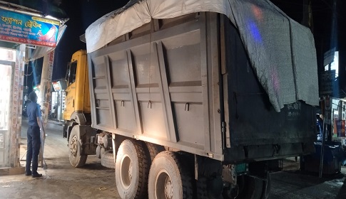 রাজারহাট শহরে দাঁপিয়ে বেড়াচ্ছে অবৈধ ডাম্পার ও ১৮ চাকার ট্রাক