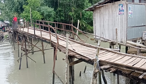 বাগেরহাটে ঝুঁকিপূর্ণ কাঠের পুল দিয়ে কয়েক হাজার মানুষের চলাচল                