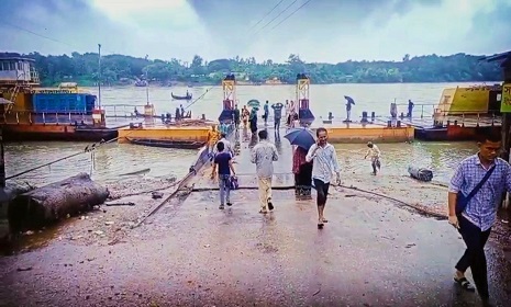 কর্ণফুলি নদীতে তীব্র স্রোত, চন্দ্রঘোনা-রাইখালী নৌ রুটে ফেরি চলাচল বন্ধ