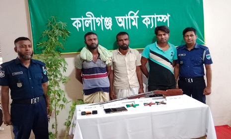 শ্যামনগরে সেনাবাহিনীর অভিযানে অস্ত্র ও গুলিসহ আটক ৩