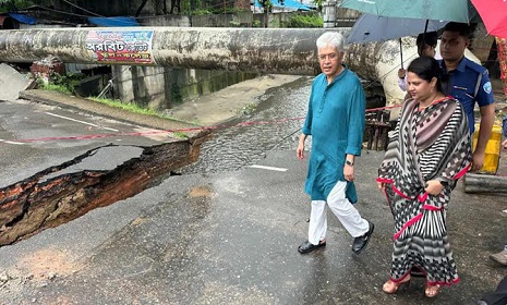 চট্টগ্রামে খালে ধসে পড়া সেতু পরিদর্শন করলেন শিল্প উপদেষ্টা