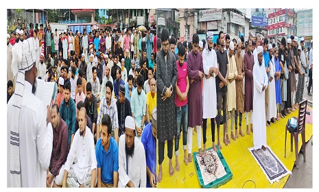 বরিশালে মহাসড়ক ব্লকেড করে জুমার নামাজ আদায়