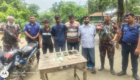 মহেশপুর সীমান্ত দিয়ে পালানোর সময় দিপু মনির ভাগ্নেসহ আটক ৪