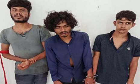 কুরিয়ার সার্ভিসের ৩০ লাখ টাকা ছিনতাই, তিন ছিনতাইকারীকে গণপিটুনি দিয়ে পুলিশে সোর্পদ