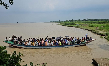 ঝুঁকি নিয়ে ১০ গ্রামের মানুষের নদী পারাপার