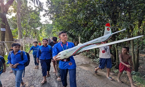উড়োজাহাজ বানিয়ে আকাশে উড়ালো রাজবাড়ীর রাহুল শেখ