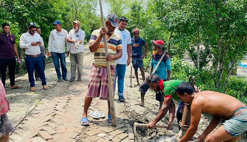 শ্যামনগরে উপকূল রক্ষা বেড়িবাঁধ ছিদ্র করে বসানো অবৈধ ‘নাইন্টি পাইপ’ উচ্ছেদ অভিযান শুরু