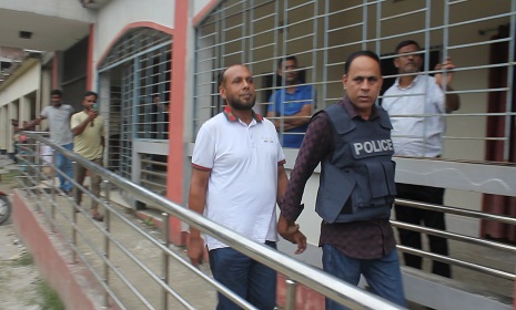 ছাত্রীর সাথে শিক্ষকের অনৈতিক সম্পর্কের অভিযোগ, পদত্যাগের দাবিতে বিক্ষোভ 