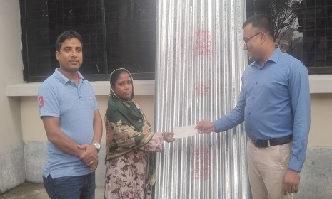 পলাশবাড়ীতে ঢেউটিন এবং আর্থিক সহায়তার চেক বিতরণ