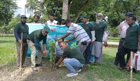 দিনাজপুরে প্রকৃতি ও জীবন ক্লাবের উদ্যোগে তৃতীয় দফায় বৃক্ষরোপণ 