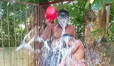 স্ত্রীকে তালাক দিয়ে ছেলেকে নিয়ে দুধে গোসল
