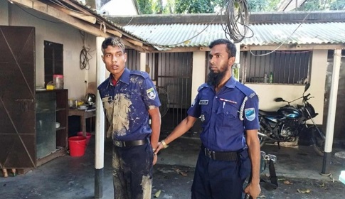 স্থানীয়দের ধাওয়ায় সেনাক্যাম্পে আশ্রয় নিলো ভুয়া পুলিশ