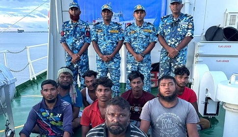 সাগরে ৩ দিন ধরে ভাসতে থাকা ৮ জেলে উদ্ধার 