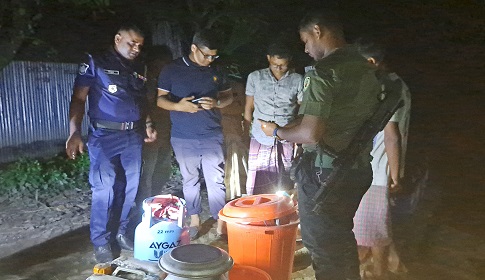 চাটমোহরে কৃষকদল নেতার নকল দুধ তৈরির কারখানায় অভিযান