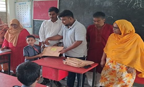 নড়াইলে শিশু শিক্ষার্থীদের মাঝে শিক্ষা উপকরণ বিতরণ 
