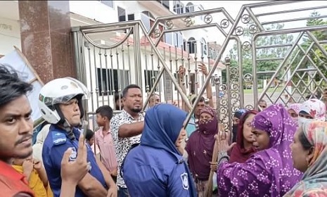 টাকা ফেরত চেয়ে ঝাড়ু হাতে শ্যামনগরে ‘বরসা’ এনজিও’র কার্যালয় ঘেরাও