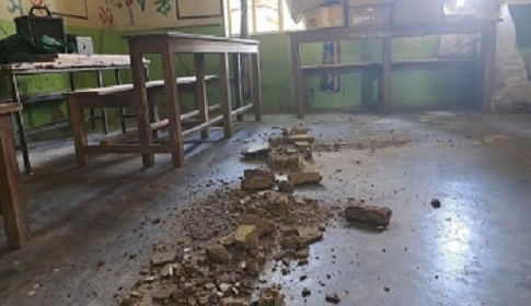 পরিত্যক্ত ভবনে পাঠদান, আতঙ্কে শিক্ষার্থী