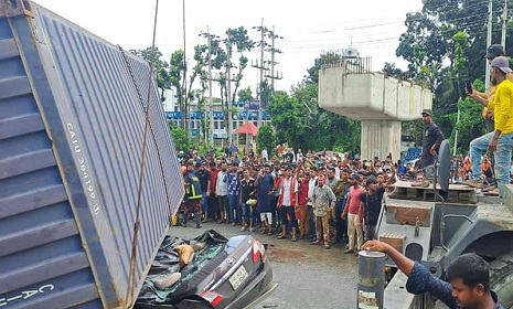 কুমিল্লায় লরি উল্টে প্রাইভেটকার-অটোরিকশার ৪ যাত্রী নিহত