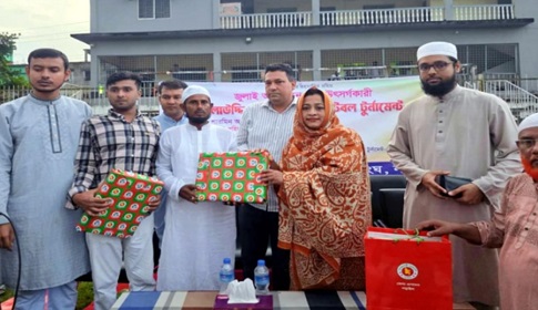নড়াইলে জুলাই শহীদ পরিবারের হাতে জেলা প্রশাসকের উপহার
