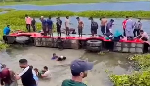 গোপালগঞ্জে বাস পানিতে পড়ে আহত ১০ 
