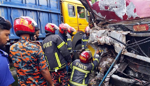 কালুখালীতে বাস-ট্রাক মুখোমুখি সংঘর্ষে আহত ২২