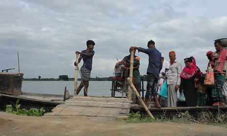 একটি ব্রিজের অভাবে দুর্ভোগে কালুখালীর চরাঞ্চলের ৩০ হাজার মানুষ