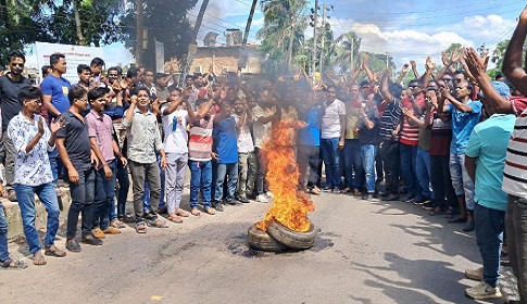 বাগেরহাটের চারটি সংসদীয় আসন বহালের দাবিতে ৮ ঘণ্টা হরতাল মহাসড়ক অবরোধ 