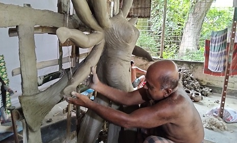 সোনাতলায় শিল্পীর শৈল্পিক কারুকার্যে গড়ে উঠছে দেবী দুর্গা