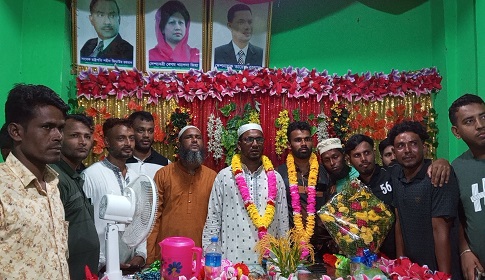 সুবর্ণচরে বিশিষ্ট সমাজসেবক আকবর হোসেনকে সংবর্ধনা