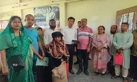 অসহায় দুস্হদের মাঝে নগরকান্দায় ভিজিডি'র চাউল বিতরণ