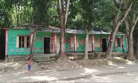 সালথায় জরাজীর্ণ বিদ্যালয়ে ঝুঁকিতে ছাত্রছাত্রীরা