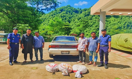 কাপ্তাইয়ে চোলাই মদ ও প্রাইভেট কারসহ ৪ ব্যবসায়ী আটক 